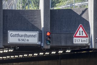 Long de 16,9 kilomètres, le tunnel routier du Gothard, sur l'autoroute A2, est en service depuis 1980. Il est traversé chaque jour par des milliers de voitures et de poids lourds.